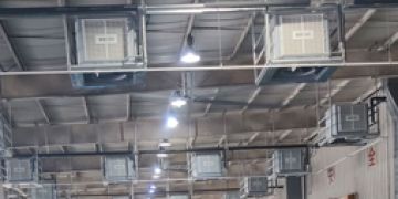 為什么工廠車間降溫都安裝工業環保空調？