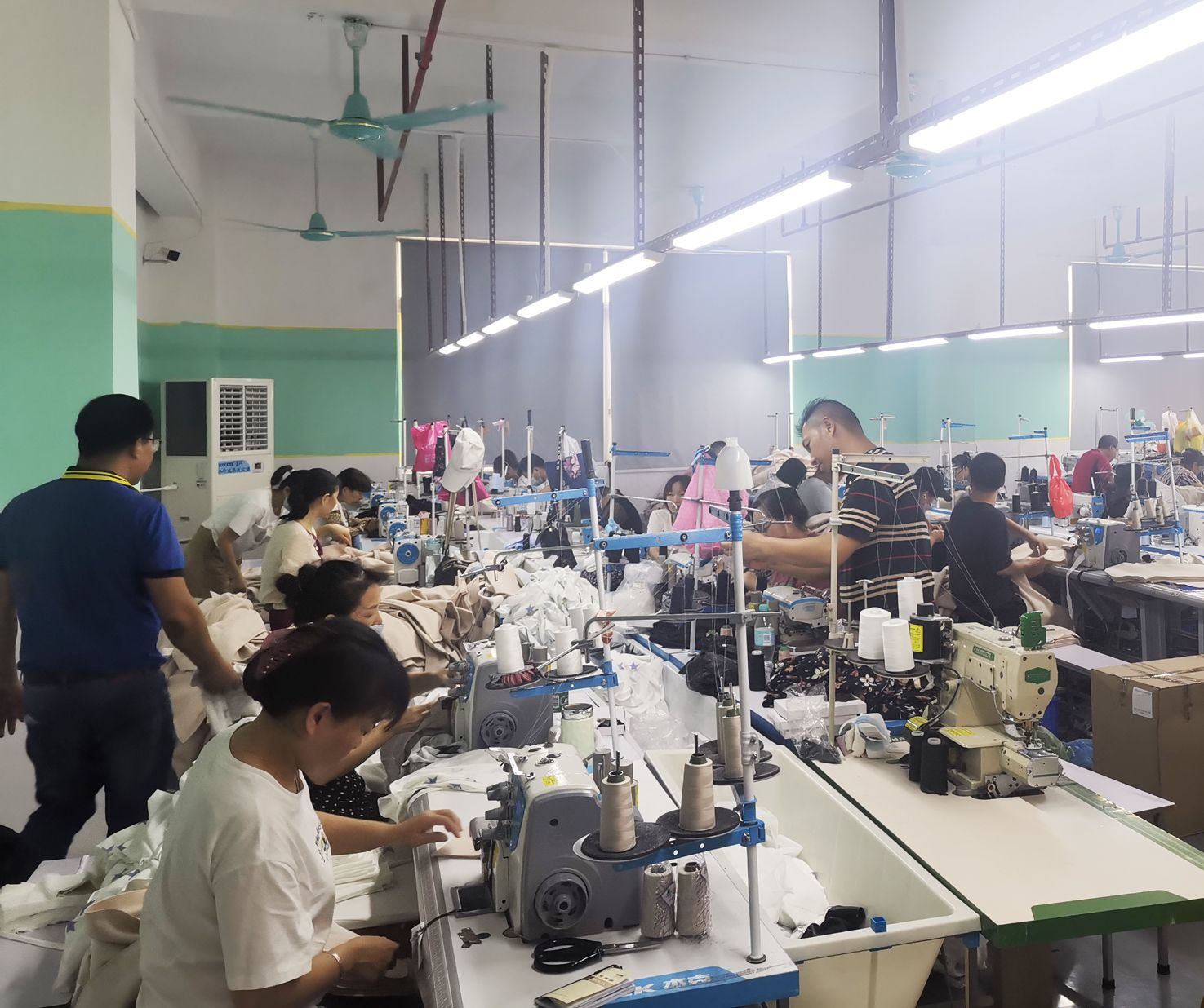 工業(yè)蒸發(fā)冷省電空調(diào)制衣廠降溫工程案例.jpg 工業(yè)蒸發(fā)冷省電空調(diào)制衣廠降溫工程案例.jpg