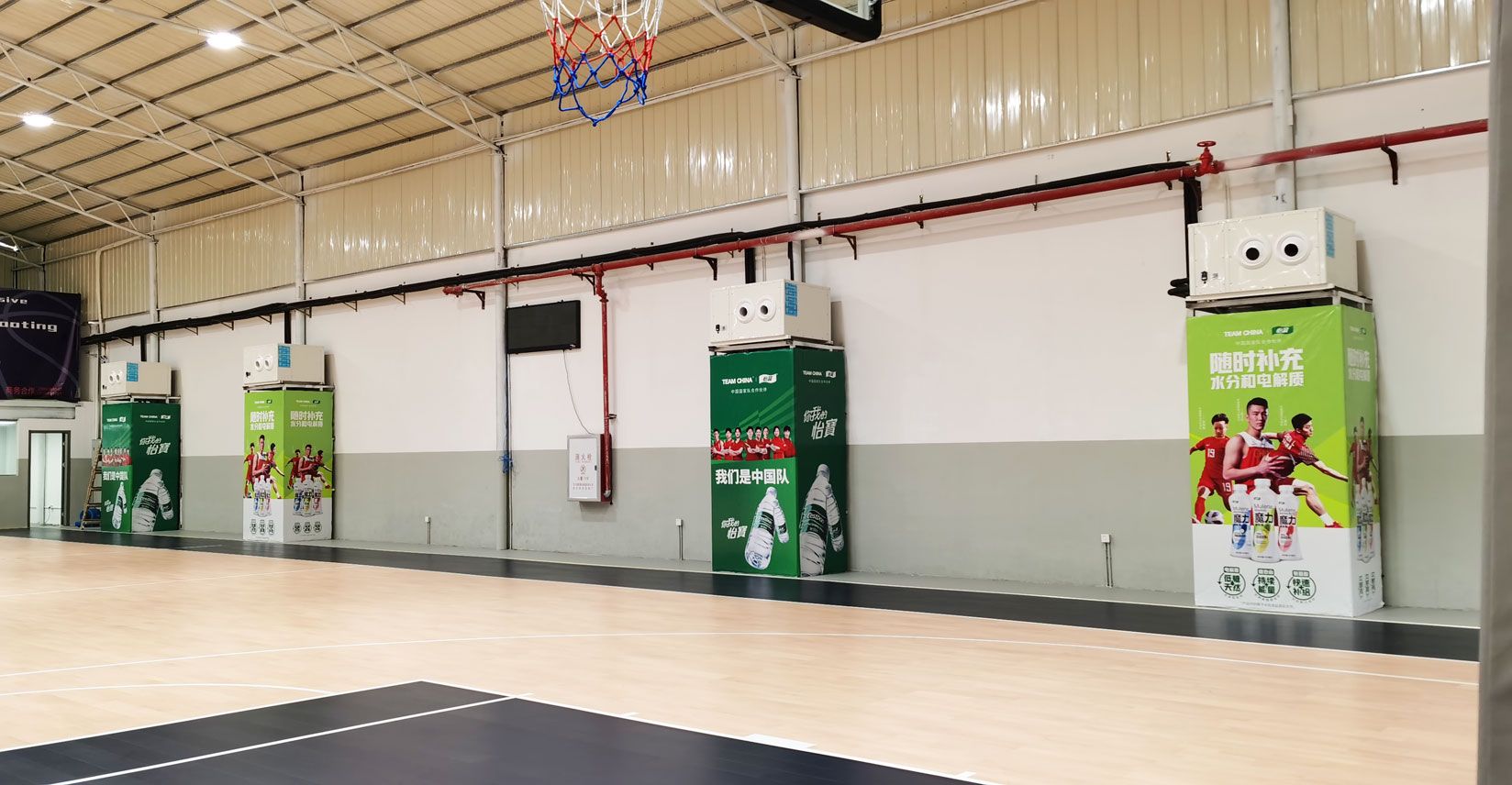 蒸發(fā)冷省電空調(diào)給籃球館降溫制冷案例.jpg 蒸發(fā)冷省電空調(diào)給籃球館降溫制冷案例.jpg